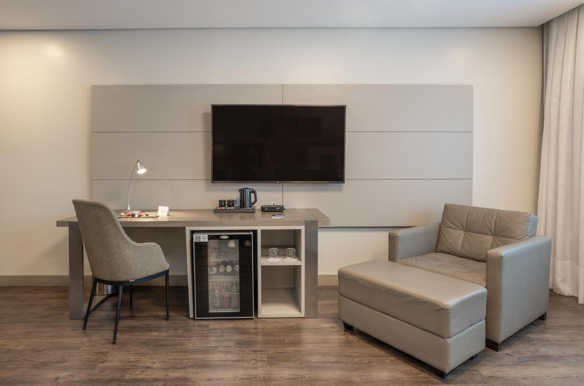 Executive Suite with Twin Beds